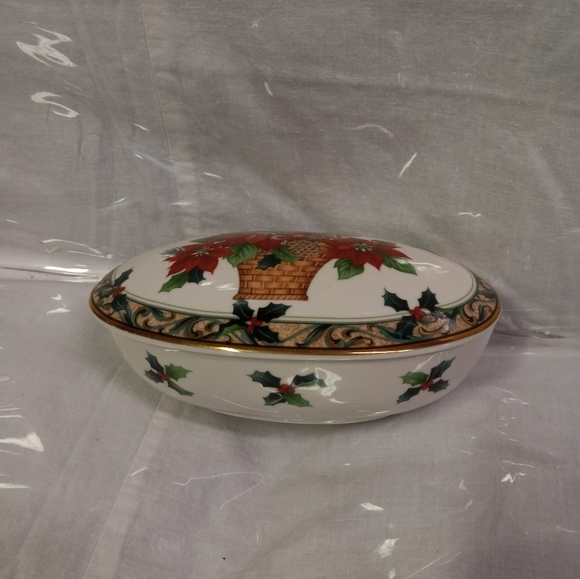 Mikasa Christmas Oval Candy/Trinket Dish Porcelain Ceramic Basket of Poinsettas - Picture 1 of 7